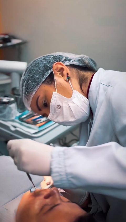 Dentista em atendimento